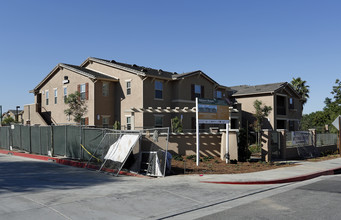 Highgrove Blossom Apartments in Riverside, CA - Foto de edificio - Building Photo