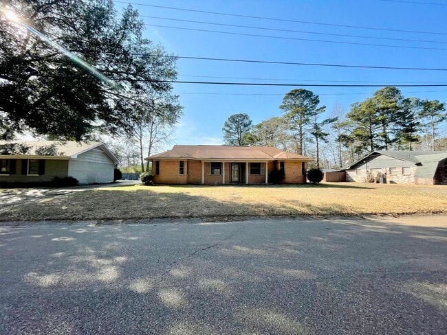 221 Belaire Dr in Pearl, MS - Building Photo - Building Photo