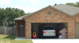 957 Sylvia St in Weatherford, TX - Building Photo