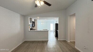 1033 Candelilla St in Horizon City, TX - Building Photo - Building Photo