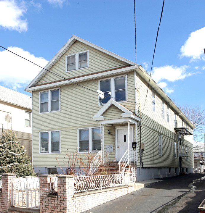 1013 Monroe Ave in Elizabeth, NJ - Building Photo