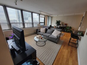2740 N Pine Grove Ave in Chicago, IL - Building Photo - Building Photo