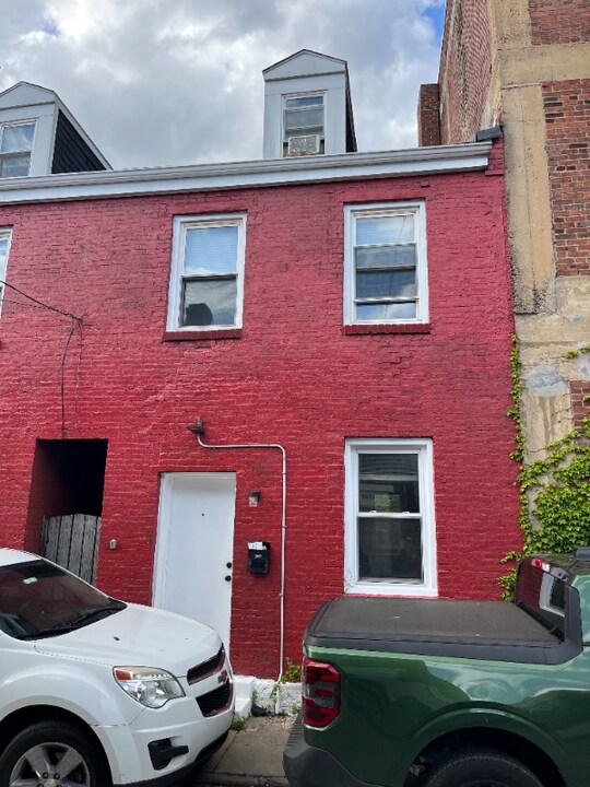 2027 Carey Wy in Pittsburgh, PA - Building Photo