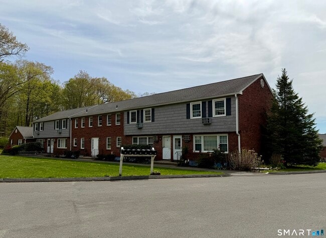 47 Old Farms Ln in New Milford, CT - Building Photo - Building Photo