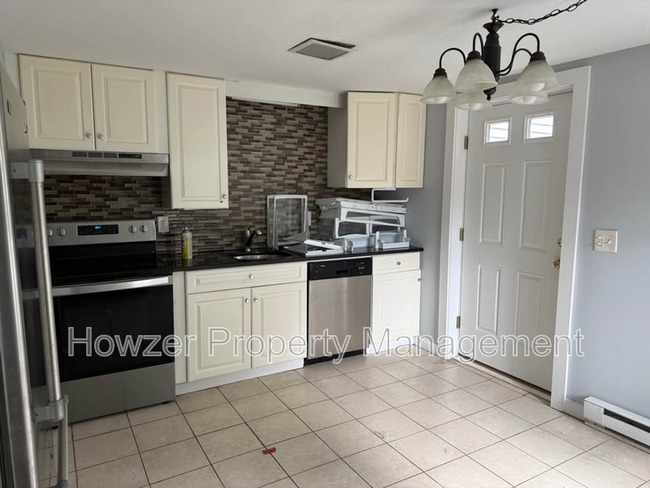 10 Pine Grove Ave in Barnstable, MA - Building Photo - Building Photo