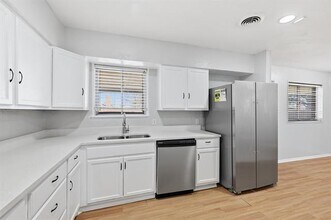 242 W Cober Dr in Grand Prairie, TX - Building Photo - Building Photo