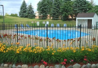 Whispering Oaks in Burnsville, MN - Foto de edificio - Building Photo