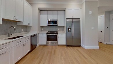 104 Warren St, Unit 1 in Boston, MA - Building Photo - Building Photo
