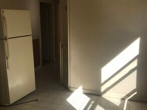 8 Auburn Ave, Unit 10 Auburn Ave in Johnston, RI - Foto de edificio - Building Photo