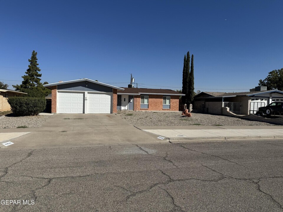 8701 Grover Dr in El Paso, TX - Building Photo