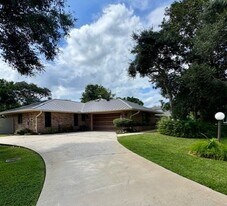 156 Live Oak Ct in New Smyrna Beach, FL - Building Photo