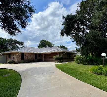 156 Live Oak Ct in New Smyrna Beach, FL - Foto de edificio