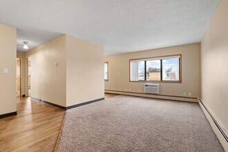 Clark Place Apartments & Townhomes in South St. Paul, MN - Building Photo - Building Photo