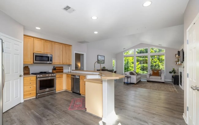 3301 Park Ln, Unit B in Mount Vernon, WA - Foto de edificio - Building Photo