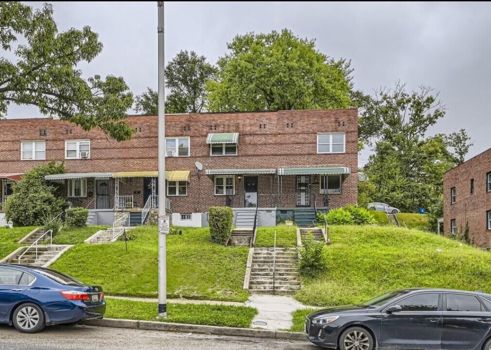 4137 The Alameda in Baltimore, MD - Building Photo