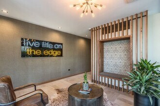 5910 N Sheridan Rd in Chicago, IL - Foto de edificio - Building Photo