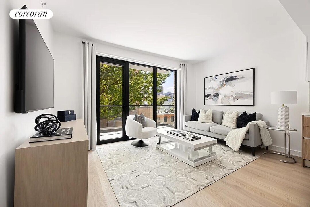 27-09 40th Ave in Queens, NY - Building Photo