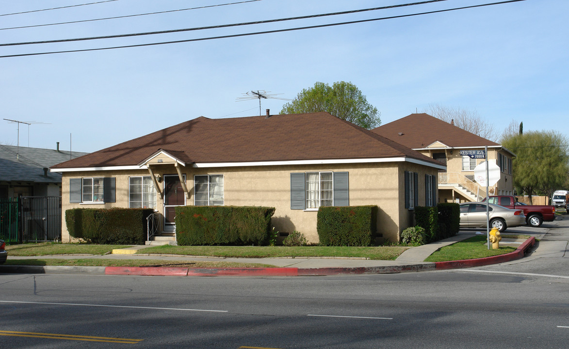 Kester Jewel in Van Nuys, CA - Building Photo