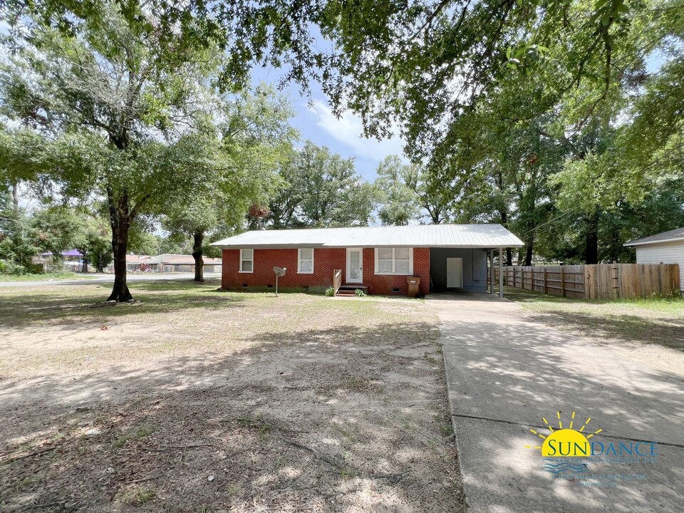 103 Oglesby Ave in Crestview, FL - Foto de edificio