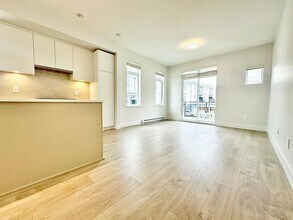 2070-2070 Oak Meadows Dr in Surrey, BC - Building Photo - Building Photo