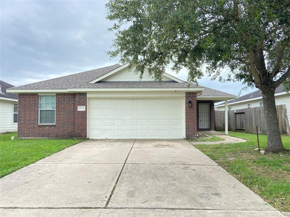 5634 Park Village Dr in Houston, TX - Building Photo