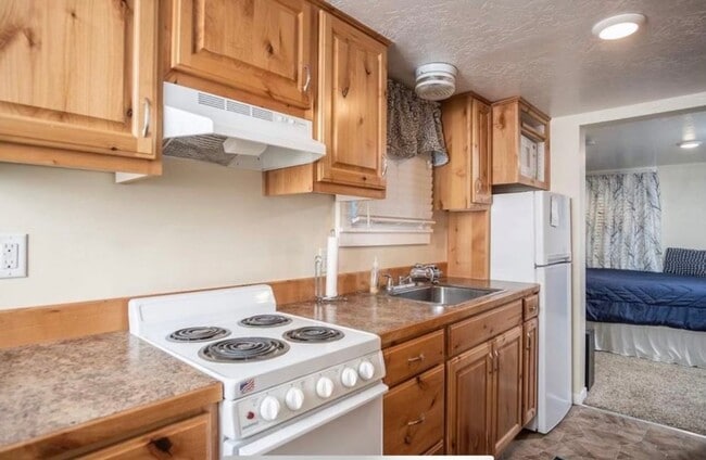 property at 936 E Center St