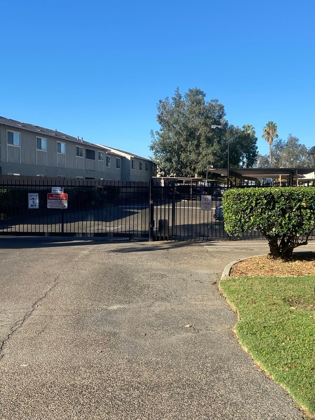 Silk Oak Apartments in Modesto, CA - Building Photo - Building Photo