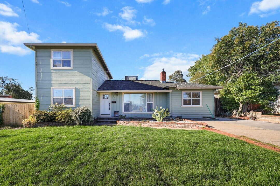 2254 Crestview Ave in Redding, CA - Building Photo