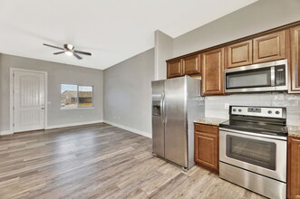2204 Quivira Cir in Kechi, KS - Building Photo - Building Photo