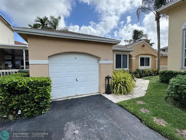 11860 NW 13th St in Pembroke Pines, FL - Foto de edificio - Building Photo