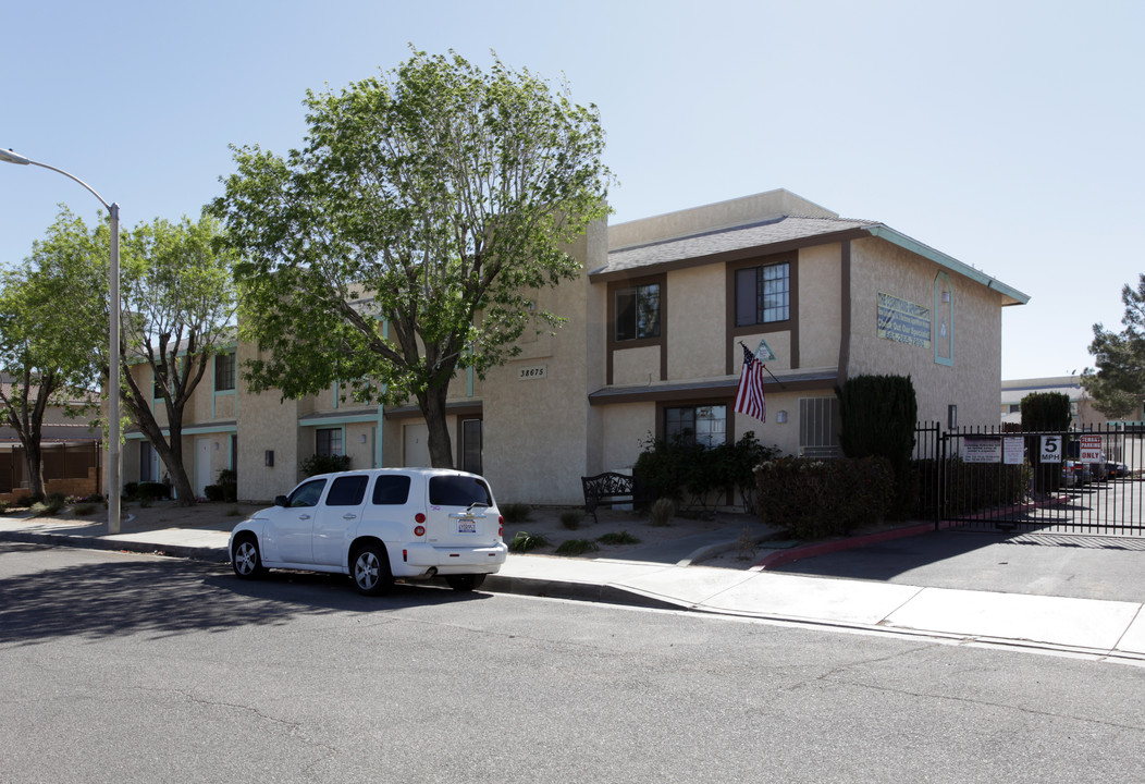 Courtyard Apartments in Palmdale, CA - Building Photo