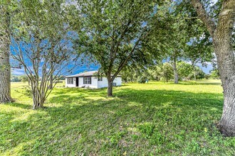 215 Little Dogie Rd in Wallis, TX - Foto de edificio - Building Photo