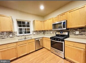43068 Francis Square in Chantilly, VA - Foto de edificio - Building Photo