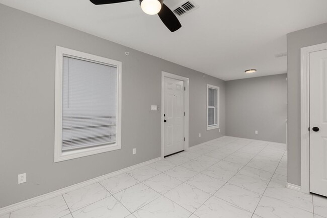 2416 E Rogers Rd in Edinburg, TX - Foto de edificio - Building Photo