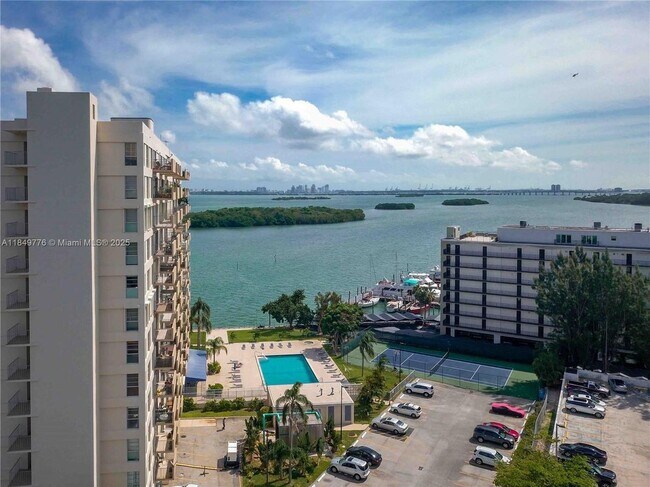880 NE 69th St in Miami, FL - Building Photo - Building Photo
