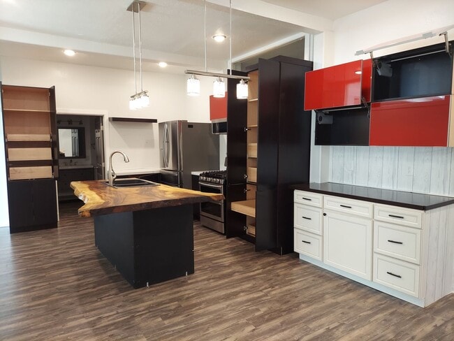 property at 7 3rd Ave