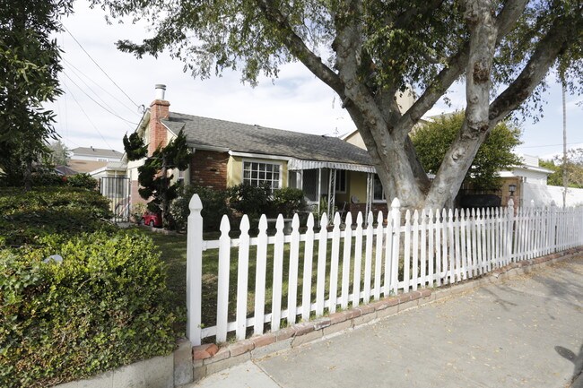 1753 Tustin Ave in Costa Mesa, CA - Foto de edificio - Building Photo