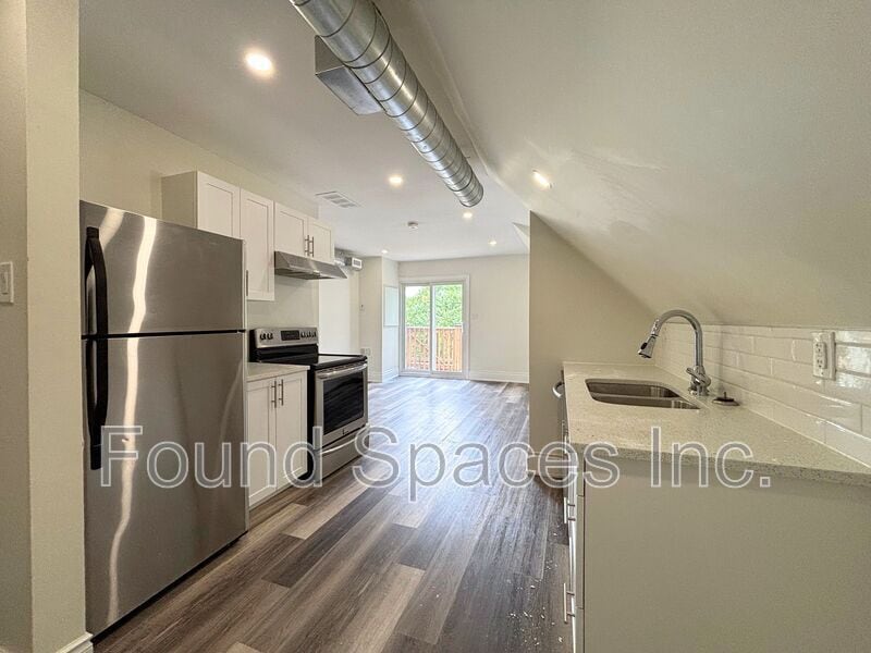 220 Caroline St S in Hamilton, ON - Building Photo