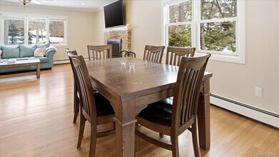 3 Robins Nest Ln in Hampton Bays, NY - Building Photo - Building Photo