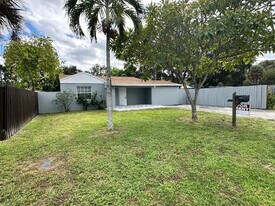 1440 SW 30th St in Fort Lauderdale, FL - Building Photo
