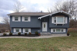 32 Poplar Dr in Monroe, NY - Building Photo