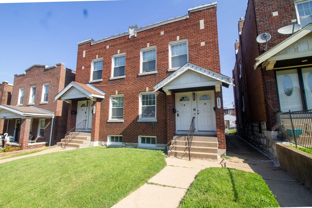 3927 Tholozan Ave in St. Louis, MO - Building Photo