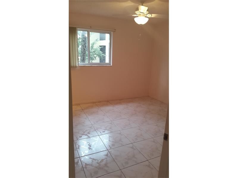 253 S Cypress Rd in Pompano Beach, FL - Foto de edificio