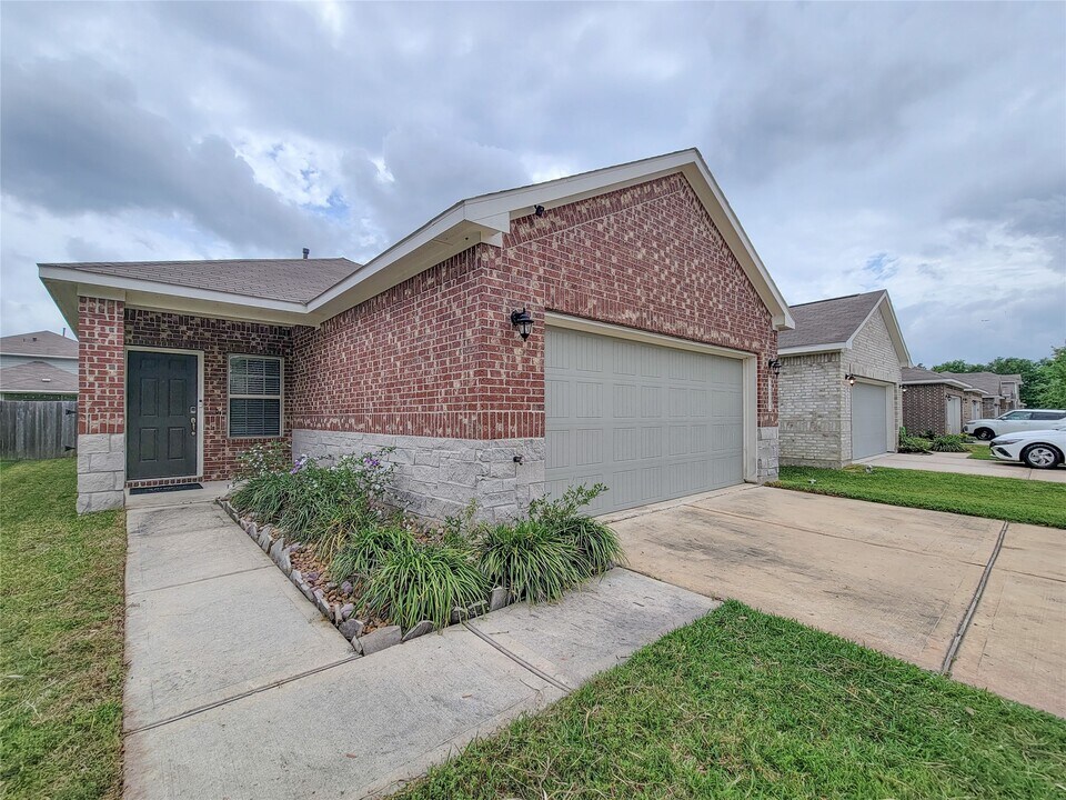 24802 Winema Wds Ln in Huffman, TX - Building Photo