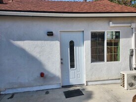 6939 Wilbur Ave in Los Angeles, CA - Building Photo