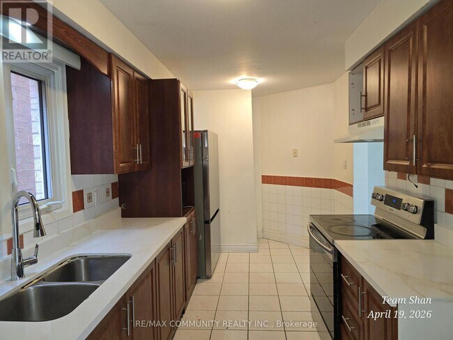 108 Pennyhill Dr in Toronto, ON - Building Photo - Building Photo