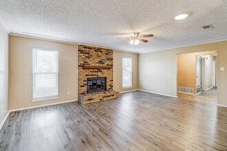 1350 Greenbriar Ln in Lancaster, TX - Building Photo - Building Photo