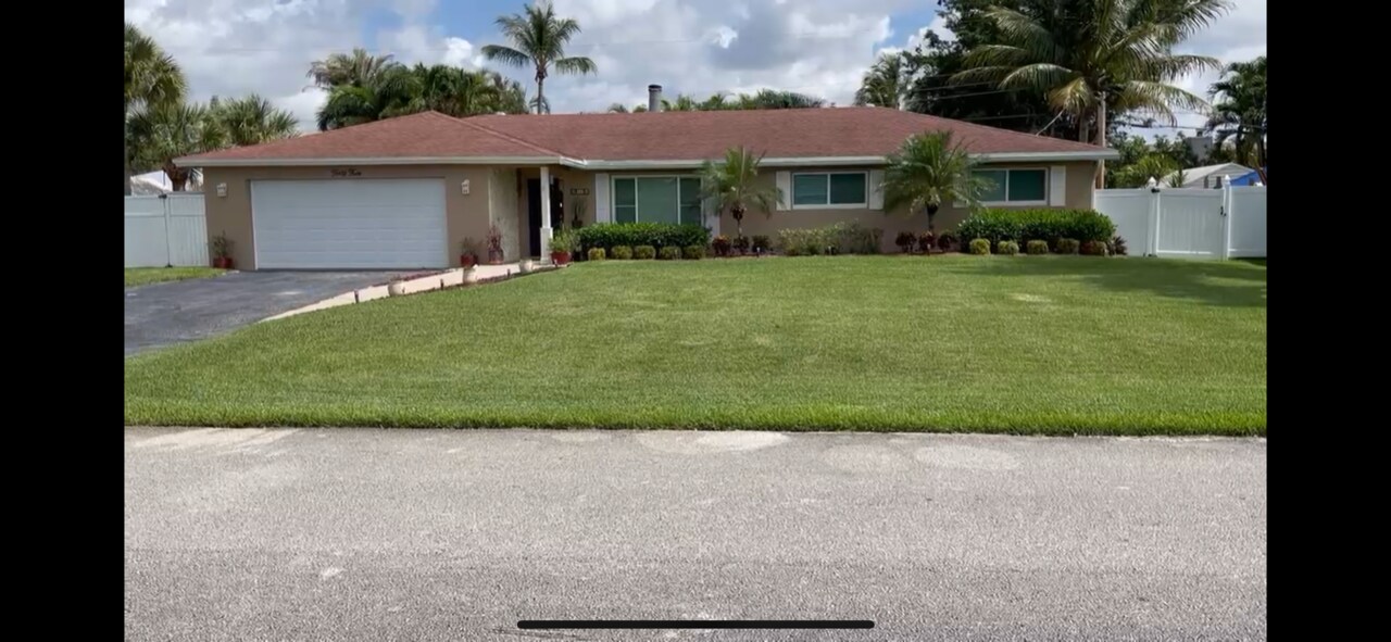 44 W Arch Dr in Greenacres, FL - Building Photo