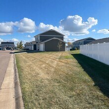 4501 E Whisper Ridge Pl in Sioux Falls, SD - Building Photo - Building Photo