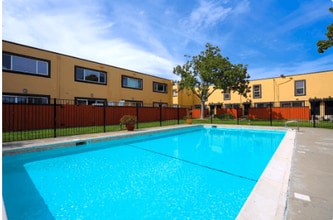 Vineyard Townhomes in Napa, CA - Foto de edificio - Building Photo